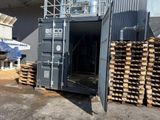 un conteneur de fret posé au milieu d'un tas de bois