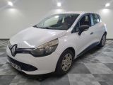 la voiture blanche est garée dans le garage sur le sol en damier
