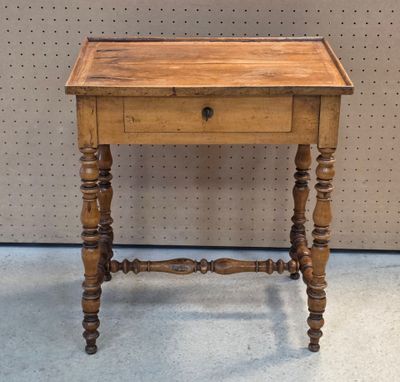 Table à entretoise en noyer tourné, ouvrant à un tiroir.