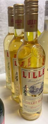 plusieurs bouteilles d'alcool sont alignées sur une table