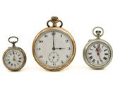trois montres de poche différentes posées côte à côte sur une surface blanche