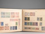 un livre ouvert avec des timbres, posé sur une table