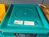 une boîte en plastique bleue sur laquelle est posé un lecteur CD