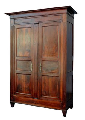 une image représentant une armoire en bois à deux portes