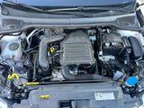 une photo d'un moteur de voiture avec le capot ouvert