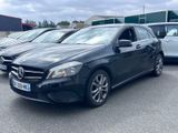 La Mercedes Classe B est garée sur un parking, à côté d'autres voitures