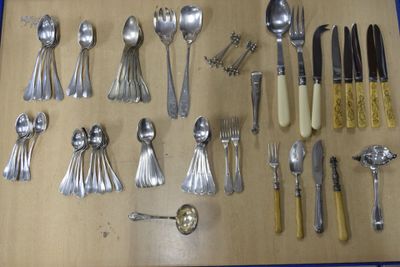 beaucoup de cuillères et de fourchettes en argent sur la table