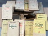 beaucoup de vieux livres posés ensemble sur une table