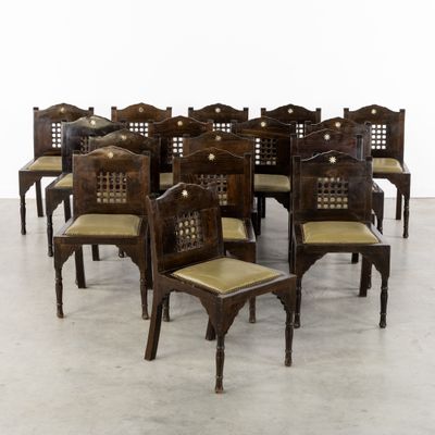 lot de huit chaises de salle à manger en bois sculpté avec assise rembourrée