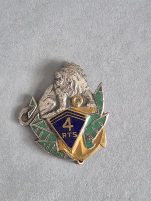 une image représentant un insigne métallique orné d'un lion
