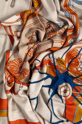 une photo en gros plan d'une écharpe orange et blanche