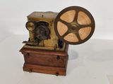 une petite machine posée sur une table