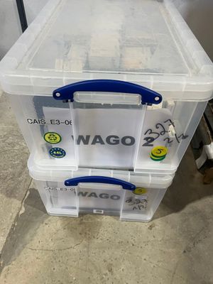 deux boîtes en plastique empilées l'une sur l'autre