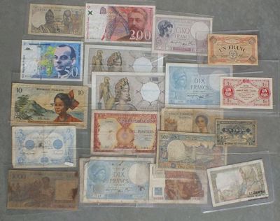 de nombreux types de papier-monnaie sur la table