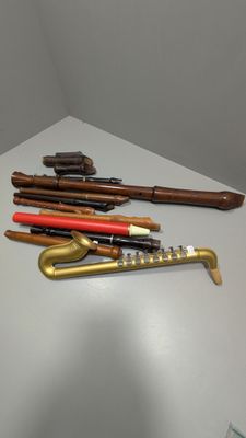 Lot comprenant treize instruments divers, dont sept flûtes à… - Photo 1