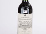 bouteille de vin rouge sur une table blanche sur fond blanc