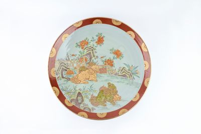 une assiette avec une peinture posée sur une table