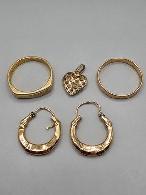 trois paires de bagues en or et une paire de boucles d'oreilles