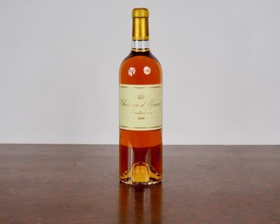 une bouteille de vin posée sur une table