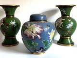 trois vases décorés de fleurs peintes