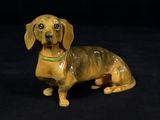 une figurine représentant un teckel sur fond noir