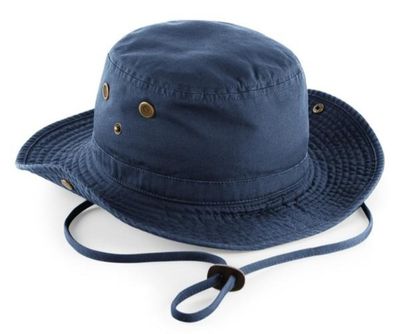 un chapeau bleu avec un cordon autour du bord