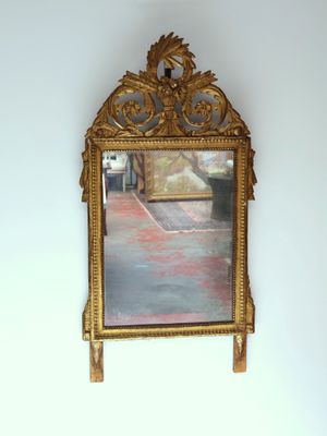 un miroir accroché au mur d'une pièce