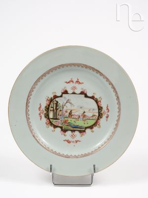 Chine Assiette en porcelaine à décor polychrome des émaux de…
