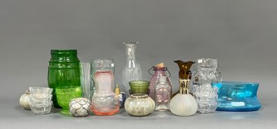 de nombreux vases en verre de différentes couleurs posés sur la table