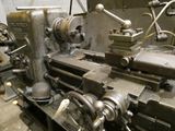 une machine posée sur une table dans une pièce