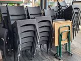 de nombreuses chaises et tables sur la terrasse d'un restaurant