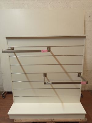 une étagère blanche comportant plusieurs tablettes