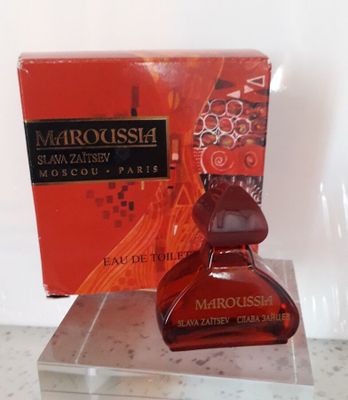 l'image d'un flacon de parfum posé sur une table