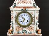 une horloge posée sur une table, sur fond noir