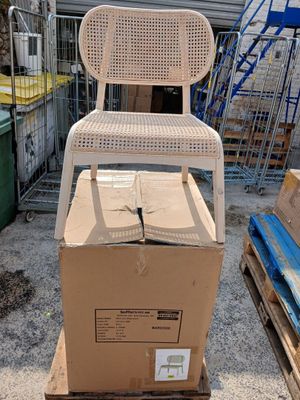 une chaise posée sur une boîte