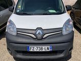 la camionnette blanche est garée dans le parking à côté d'autres voitures