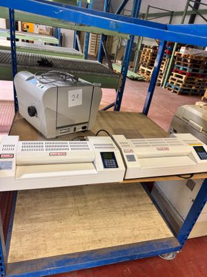 une machine qui est posée sur une étagère dans un entrepôt
