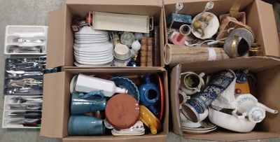deux cartons posés par terre, contenant chacun des objets différents