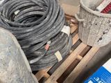 un tas de fils posé sur une palette à côté d'un seau
