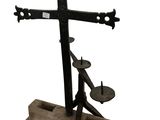 statue d'un homme tenant une croix, posée sur un socle en bois