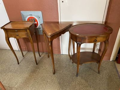 deux tables juxtaposées sur le sol
