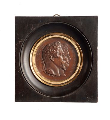 une image représentant un médaillon en bronze représentant un homme de profil