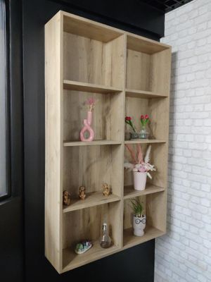 une étagère en bois sur laquelle sont posées quelques plantes