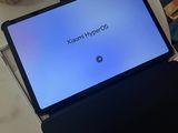 quelqu'un est assis à une table sur laquelle se trouve un ordinateur portable