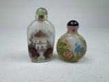 deux petits vases en verre posés l'un à côté de l'autre sur une table