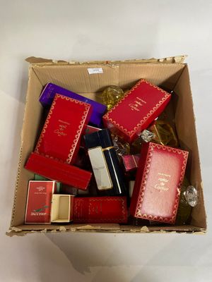 une boîte de parfums posée sur une table