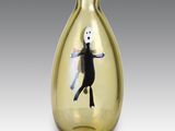 un vase jaune avec l'image d'une personne à l'intérieur