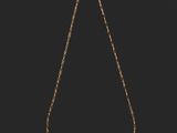 un collier en or avec une chaîne sur fond noir