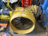 un souffleur jaune posé par terre à côté d'autres objets