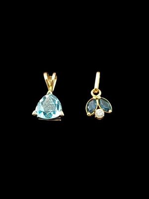 une paire de boucles d'oreilles en topaze bleue et diamants sur fond noir